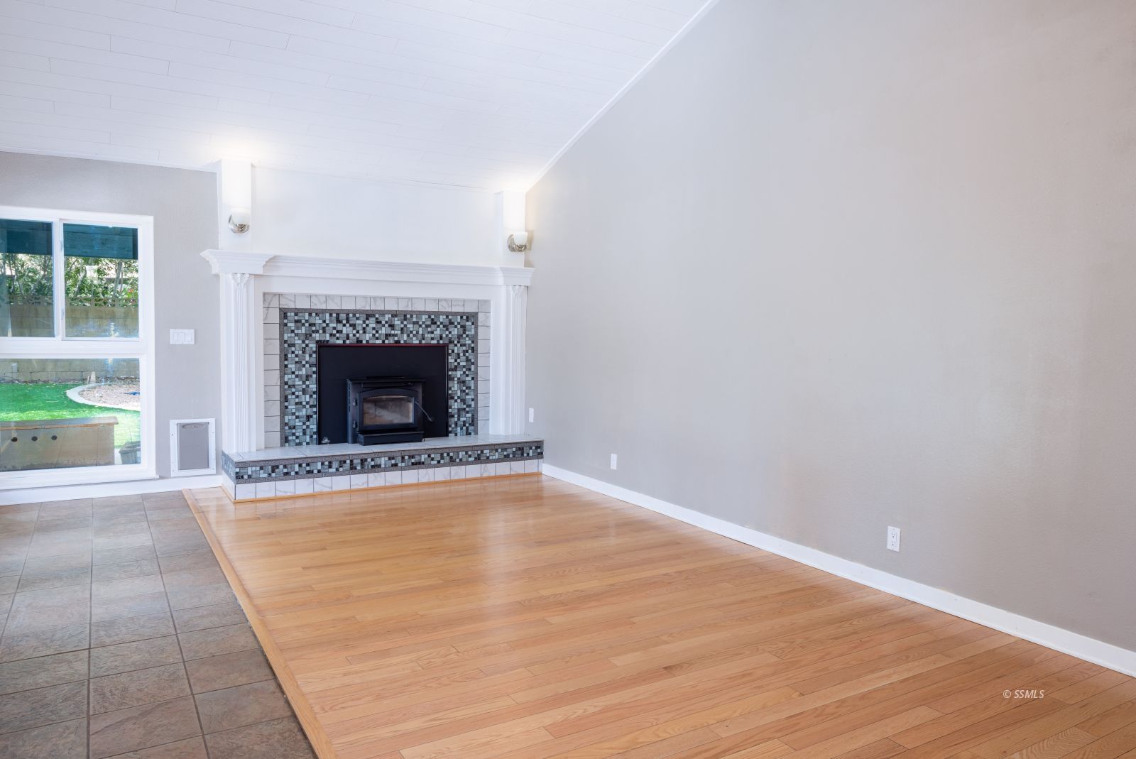 921 North Sierra View Street Ridgecrest, CA 93555 - Photo 6 of 27 a view of an empty room with a fireplace