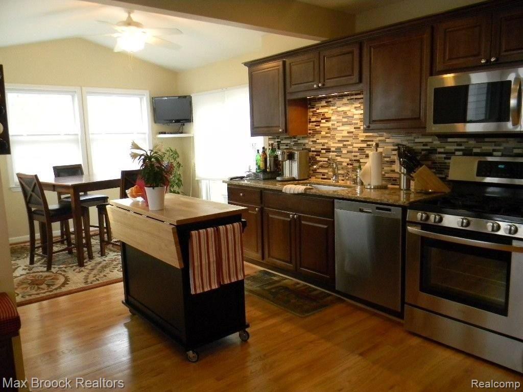 1456 Villa Road Birmingham, MI 48009 - Photo 2 of 10 *UPDATED KITCHEN*