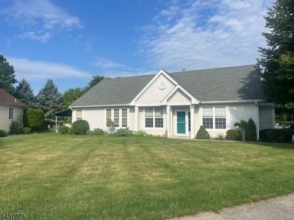 $380,000 | 9 Buckingham Circle, Belvidere, NJ 07823