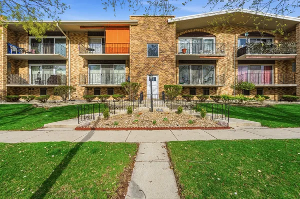 $199,900 | 10221 South Komensky Avenue, Unit 1E, Oak Lawn, IL 60453