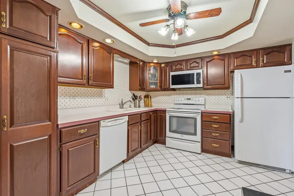 $199,900 | 10221 South Komensky Avenue, Unit 1E, Oak Lawn, IL 60453