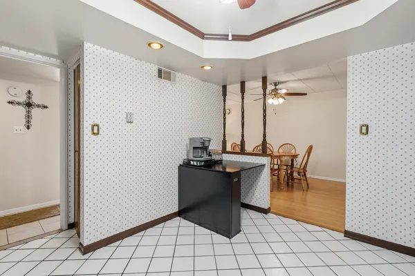 $199,900 | 10221 South Komensky Avenue, Unit 1E, Oak Lawn, IL 60453