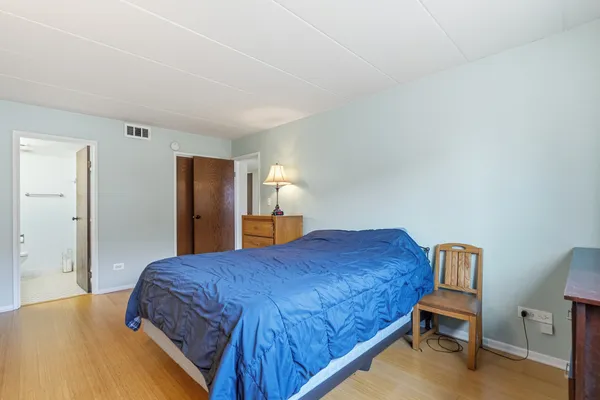 $199,900 | 10221 South Komensky Avenue, Unit 1E, Oak Lawn, IL 60453
