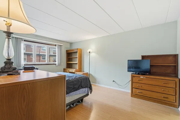 $199,900 | 10221 South Komensky Avenue, Unit 1E, Oak Lawn, IL 60453