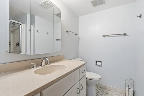 $199,900 | 10221 South Komensky Avenue, Unit 1E, Oak Lawn, IL 60453