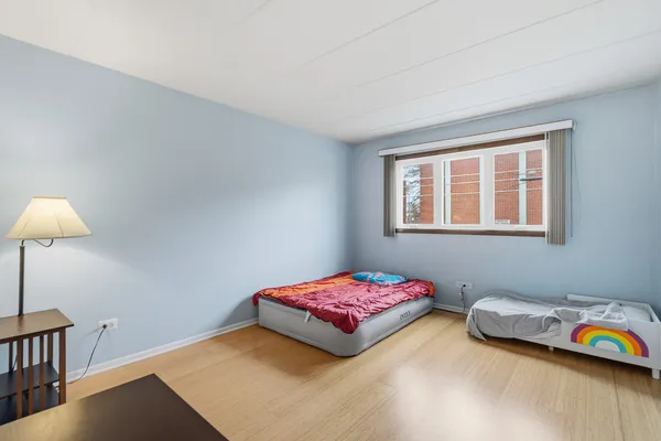 $199,900 | 10221 South Komensky Avenue, Unit 1E, Oak Lawn, IL 60453