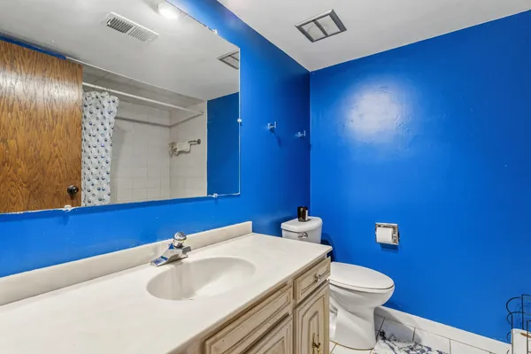 $199,900 | 10221 South Komensky Avenue, Unit 1E, Oak Lawn, IL 60453
