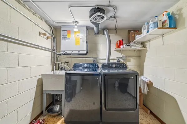 $199,900 | 10221 South Komensky Avenue, Unit 1E, Oak Lawn, IL 60453