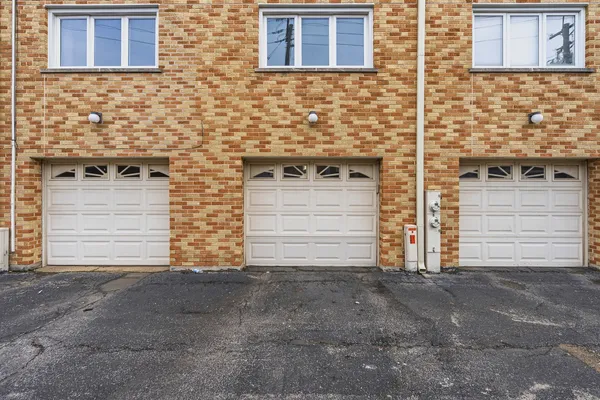 $199,900 | 10221 South Komensky Avenue, Unit 1E, Oak Lawn, IL 60453