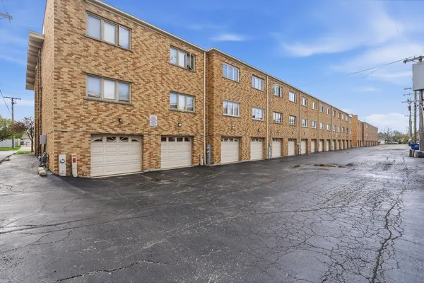 $199,900 | 10221 South Komensky Avenue, Unit 1E, Oak Lawn, IL 60453