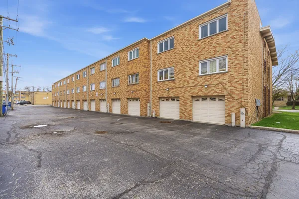 $199,900 | 10221 South Komensky Avenue, Unit 1E, Oak Lawn, IL 60453