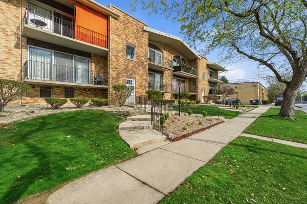 $199,900 | 10221 South Komensky Avenue, Unit 1E, Oak Lawn, IL 60453