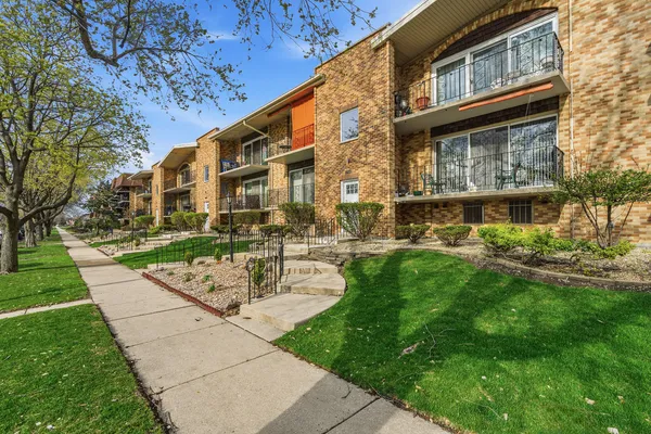 $199,900 | 10221 South Komensky Avenue, Unit 1E, Oak Lawn, IL 60453