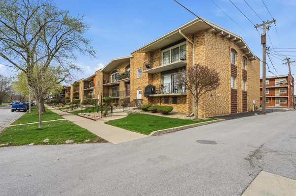 $199,900 | 10221 South Komensky Avenue, Unit 1E, Oak Lawn, IL 60453
