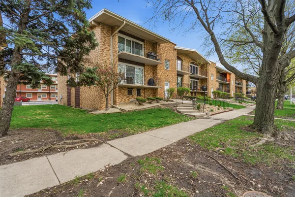 $199,900 | 10221 South Komensky Avenue, Unit 1E, Oak Lawn, IL 60453