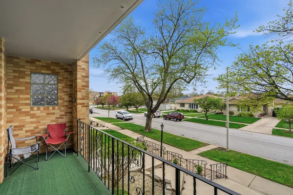 $199,900 | 10221 South Komensky Avenue, Unit 1E, Oak Lawn, IL 60453