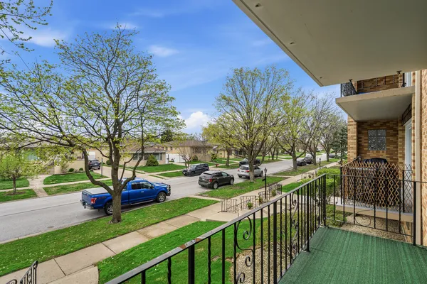 $199,900 | 10221 South Komensky Avenue, Unit 1E, Oak Lawn, IL 60453
