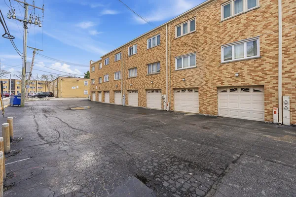 $199,900 | 10221 South Komensky Avenue, Unit 1E, Oak Lawn, IL 60453