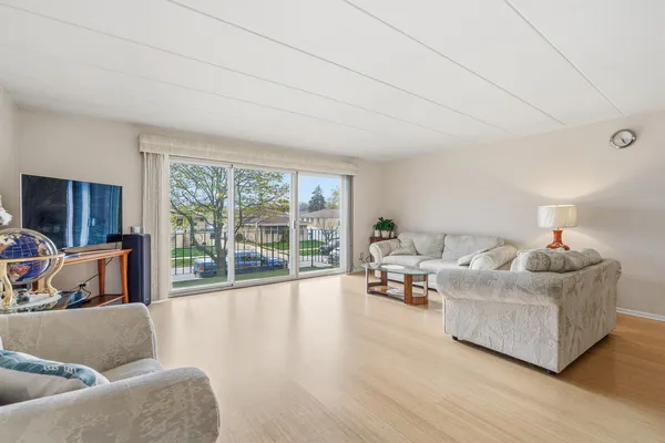 $199,900 | 10221 South Komensky Avenue, Unit 1E, Oak Lawn, IL 60453