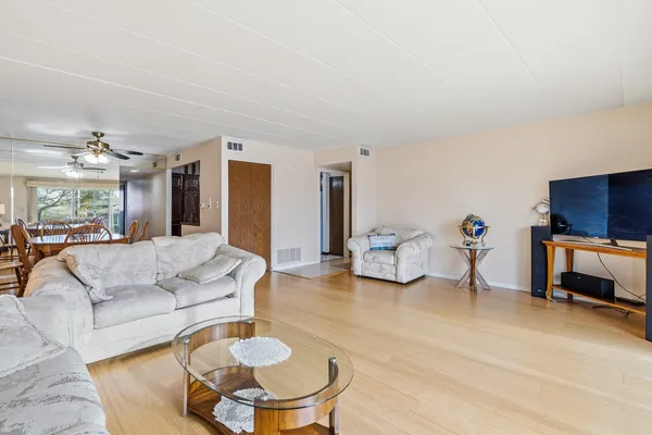 $199,900 | 10221 South Komensky Avenue, Unit 1E, Oak Lawn, IL 60453