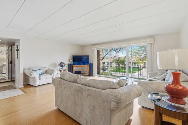 $199,900 | 10221 South Komensky Avenue, Unit 1E, Oak Lawn, IL 60453
