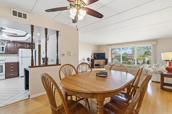 $199,900 | 10221 South Komensky Avenue, Unit 1E, Oak Lawn, IL 60453
