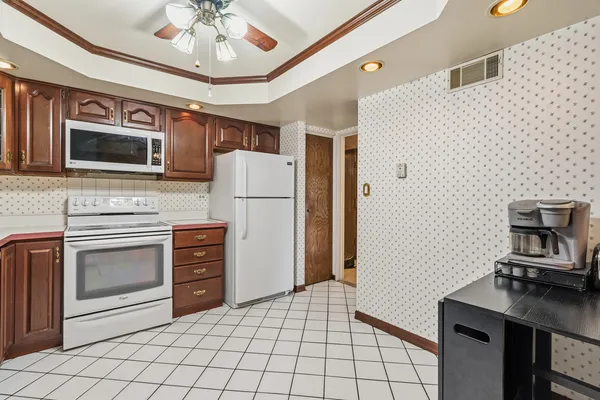 $199,900 | 10221 South Komensky Avenue, Unit 1E, Oak Lawn, IL 60453