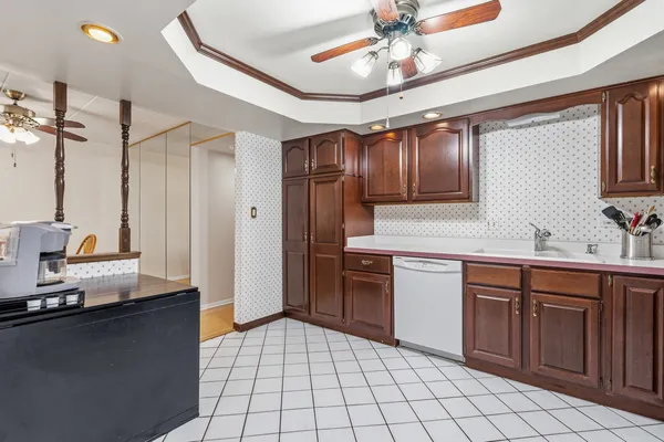 $199,900 | 10221 South Komensky Avenue, Unit 1E, Oak Lawn, IL 60453