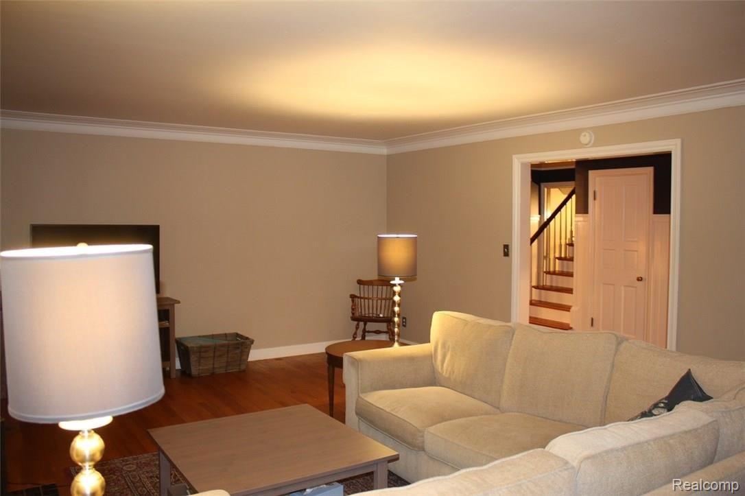 1364 Devonshire Road Grosse Pointe, MI 48230 - Photo 5 of 29 Living Room