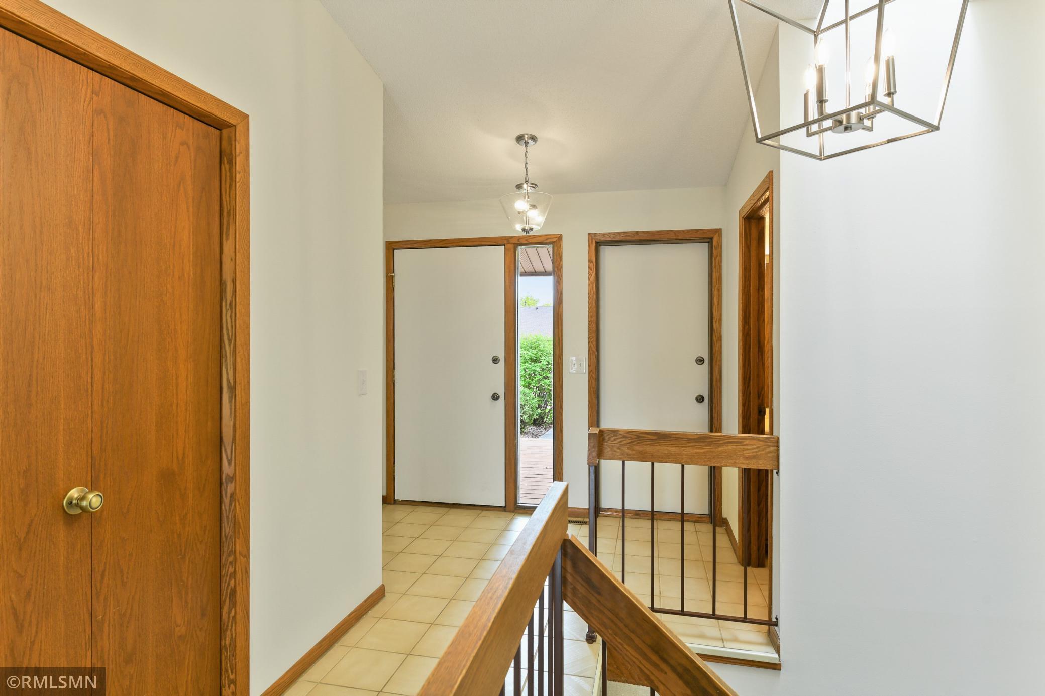 9520 Woodbridge Road Bloomington, MN 55438 - Photo 4 of 37