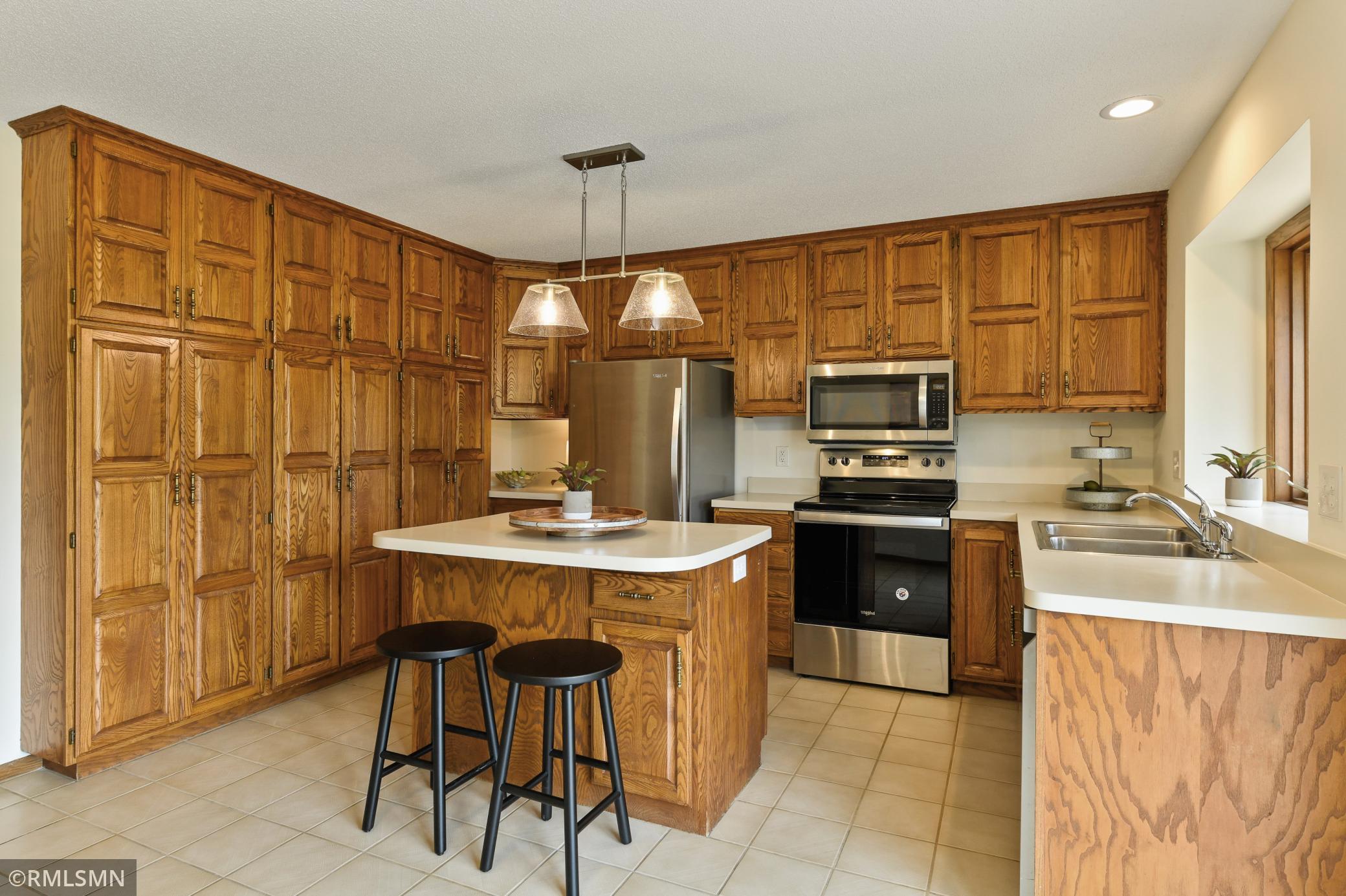 9520 Woodbridge Road Bloomington, MN 55438 - Photo 9 of 37