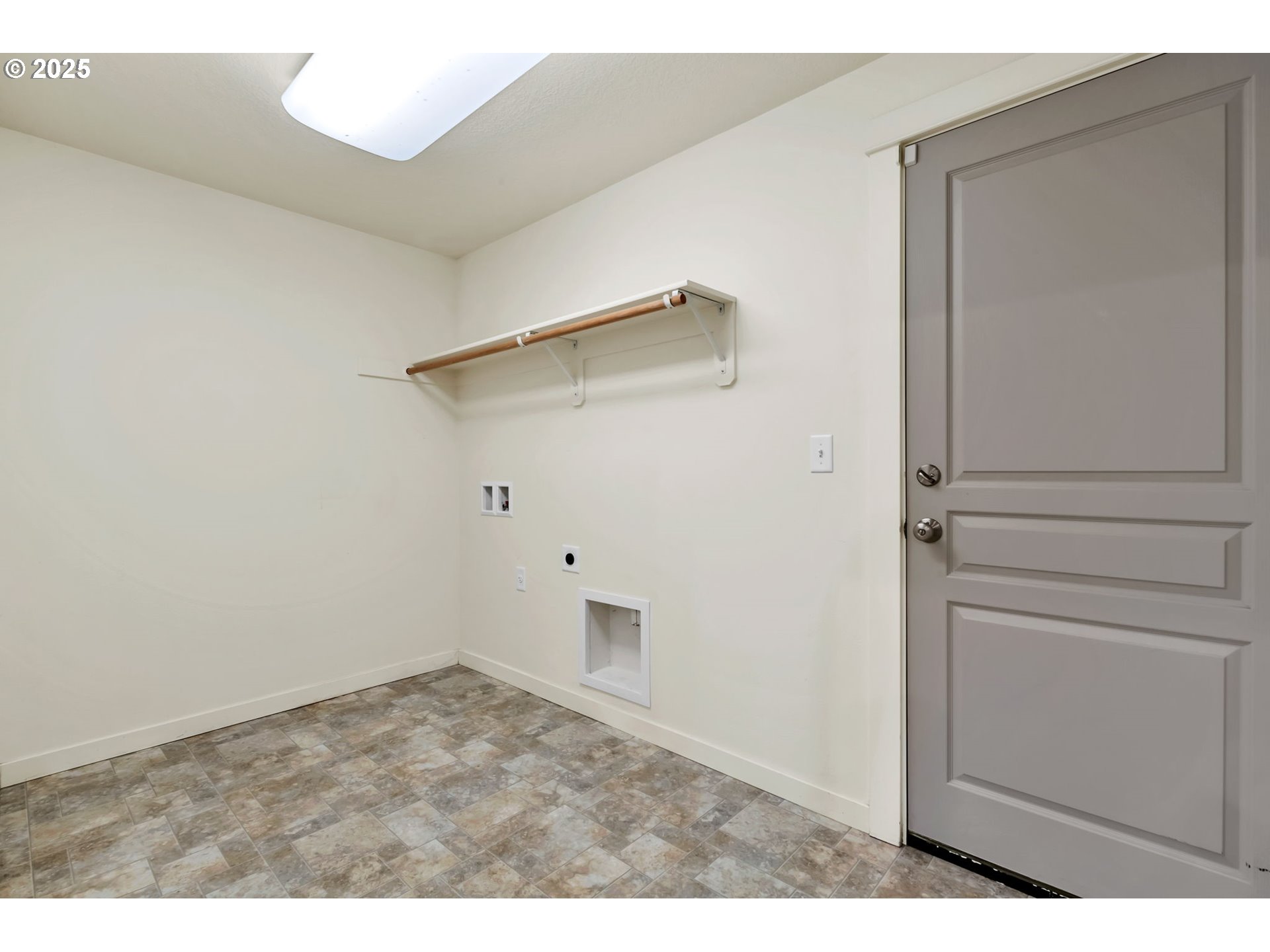 3869 Gusty Avenue Northeast Albany, OR 97322 - Photo 20 of 47 a view of an empty room