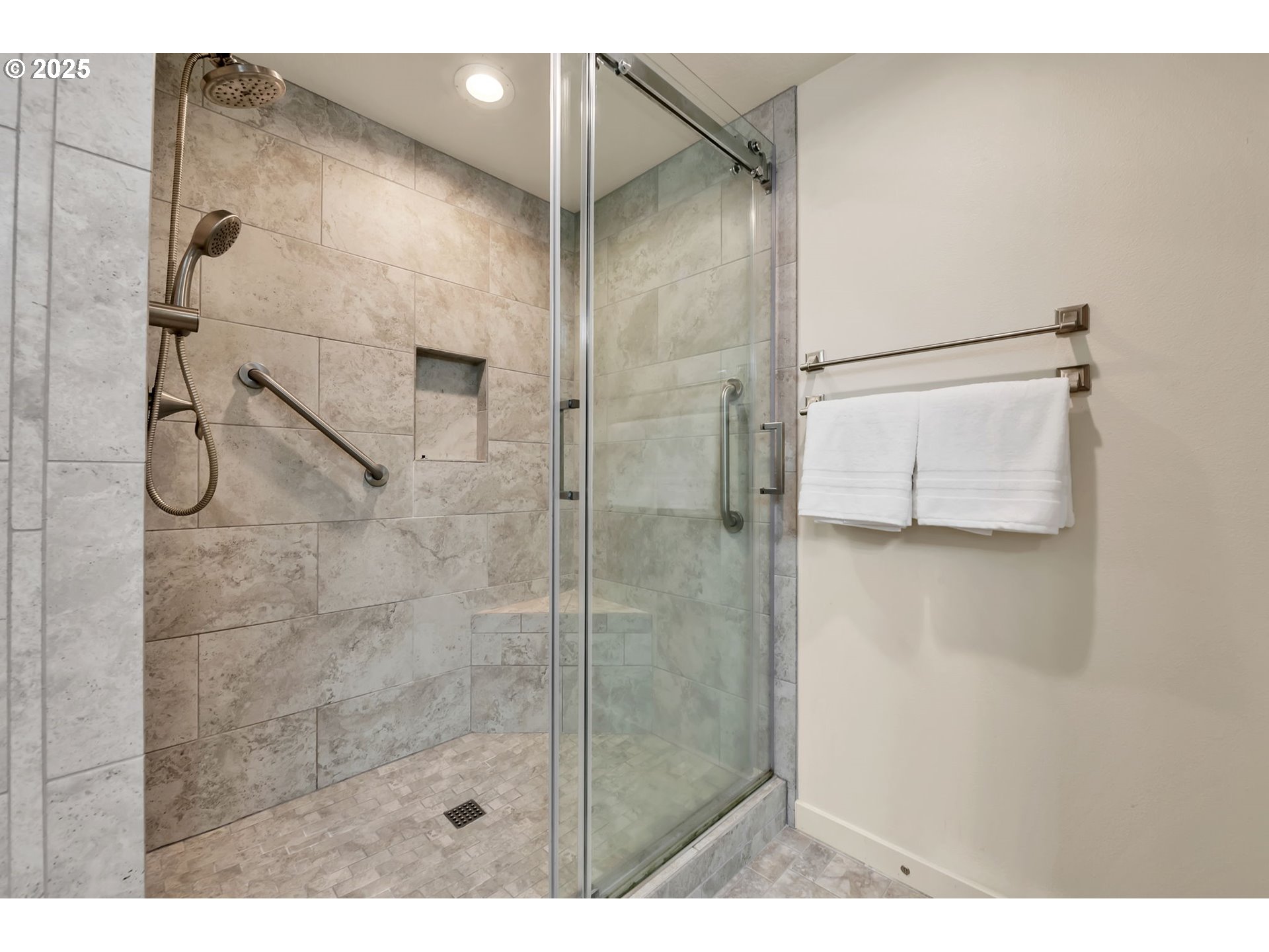 3869 Gusty Avenue Northeast Albany, OR 97322 - Photo 37 of 47 a bathroom with a shower