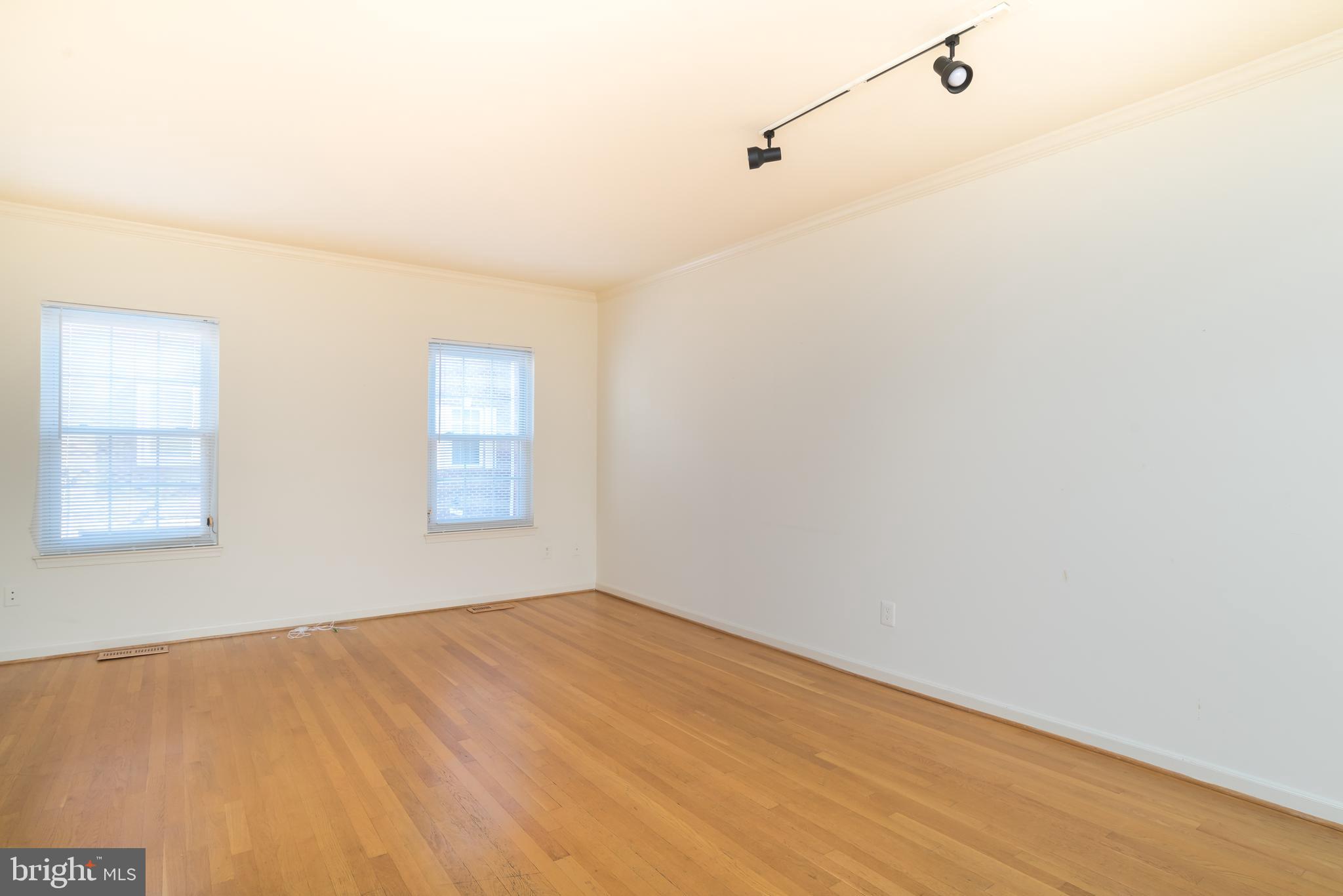 950 South Rolfe Street Arlington, VA 22204 - Photo 13 of 30 Main Level Living/Dining Combo