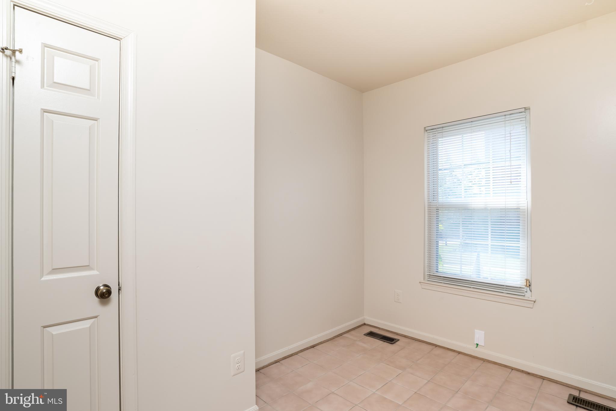 950 South Rolfe Street Arlington, VA 22204 - Photo 15 of 30 Kitchen with pantry & space for table