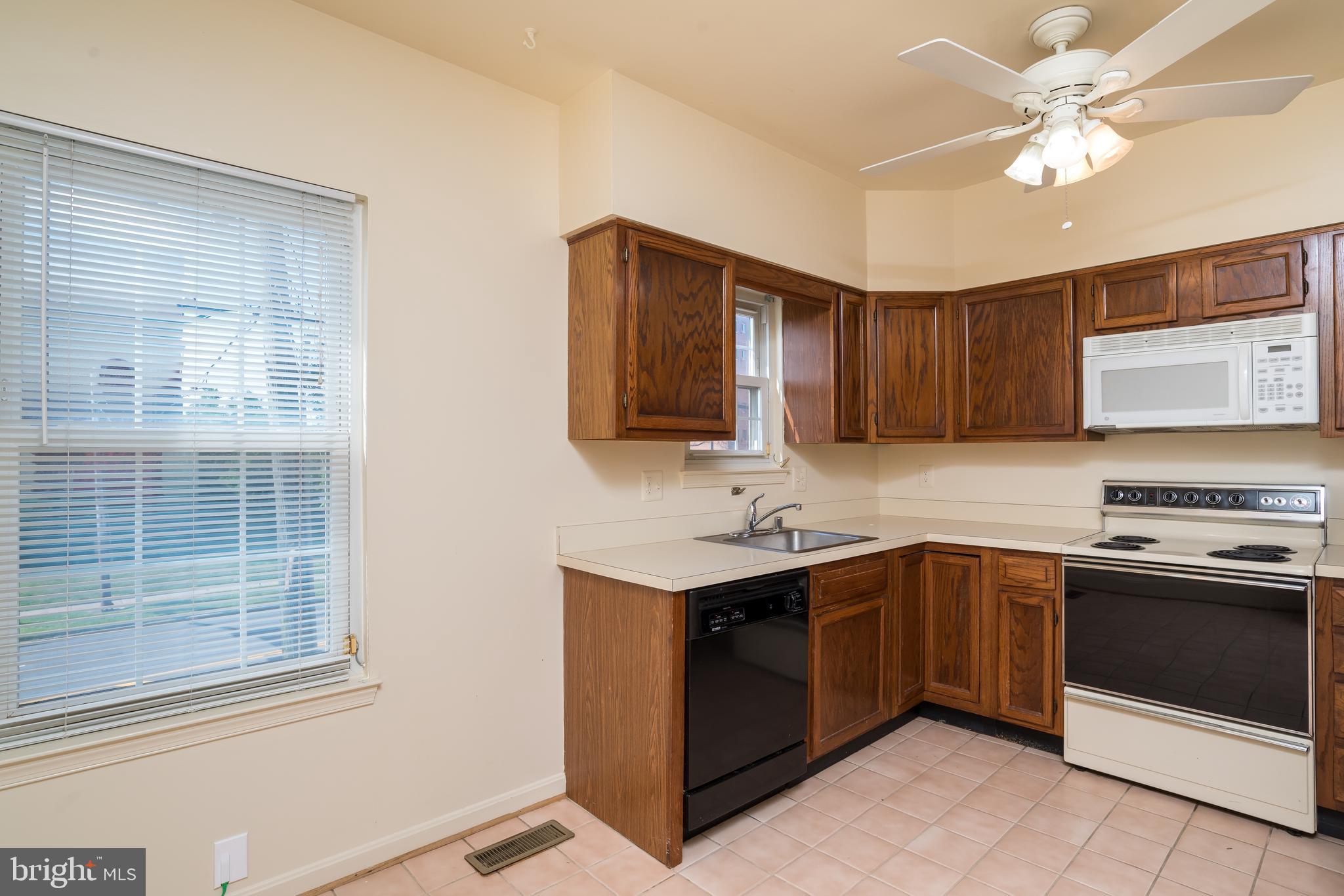 950 South Rolfe Street Arlington, VA 22204 - Photo 16 of 30 Kitchen with space for a table