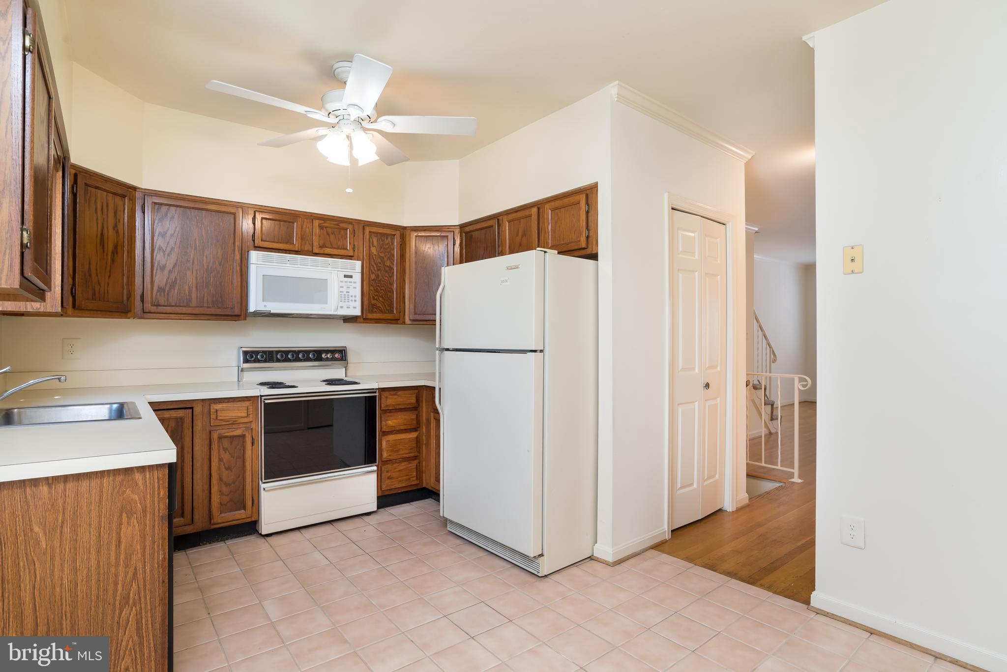 950 South Rolfe Street Arlington, VA 22204 - Photo 17 of 30 Kitchen with space for a table