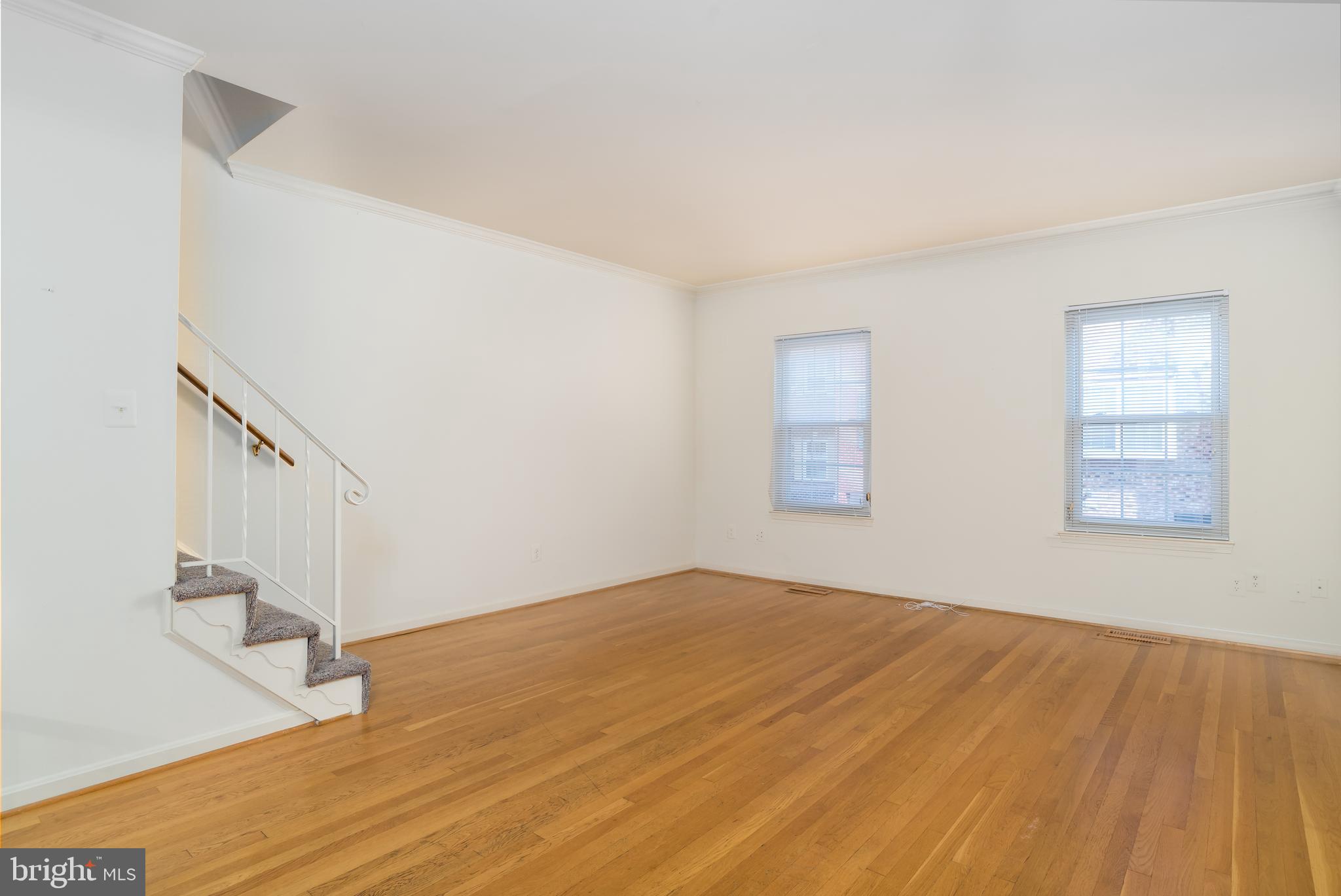 950 South Rolfe Street Arlington, VA 22204 - Photo 10 of 30 Main Level Living/Dining Combo