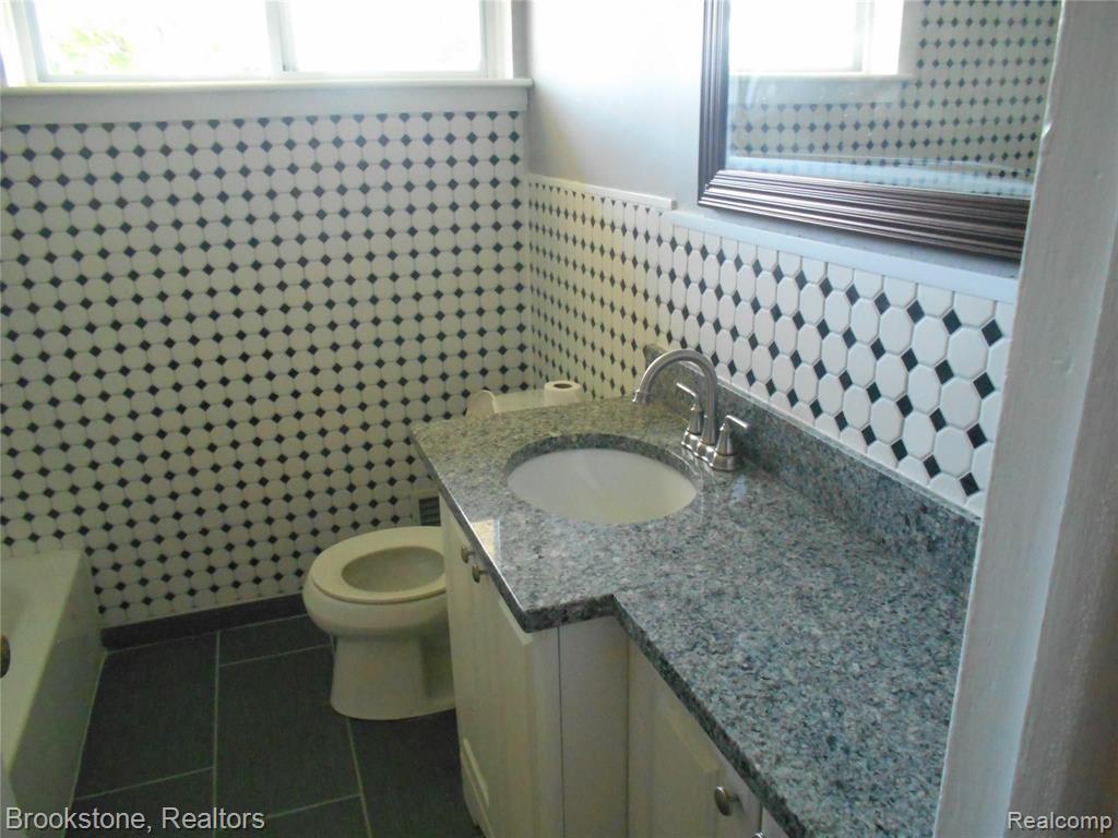 24570 Kelly Road Eastpointe, MI 48021 - Photo 4 of 38