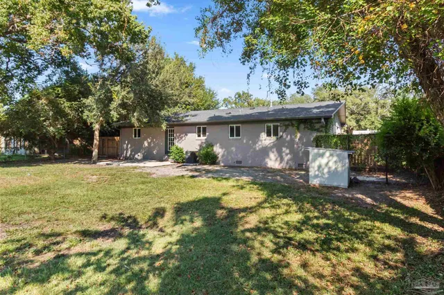 a view of a backyard