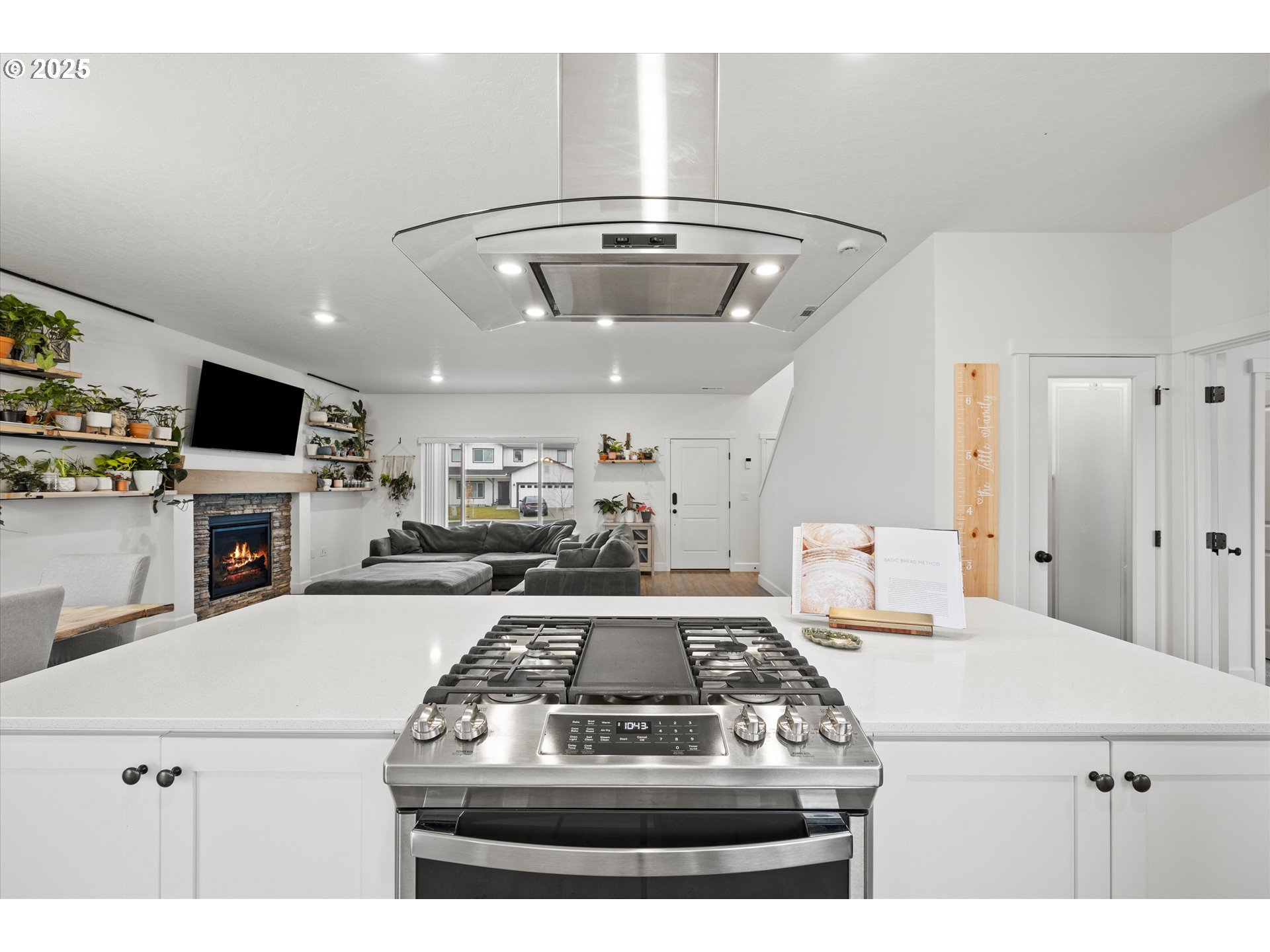 1678 Wilson Street Umatilla, OR 97882 - Photo 12 of 38 a kitchen with a stove and a microwave
