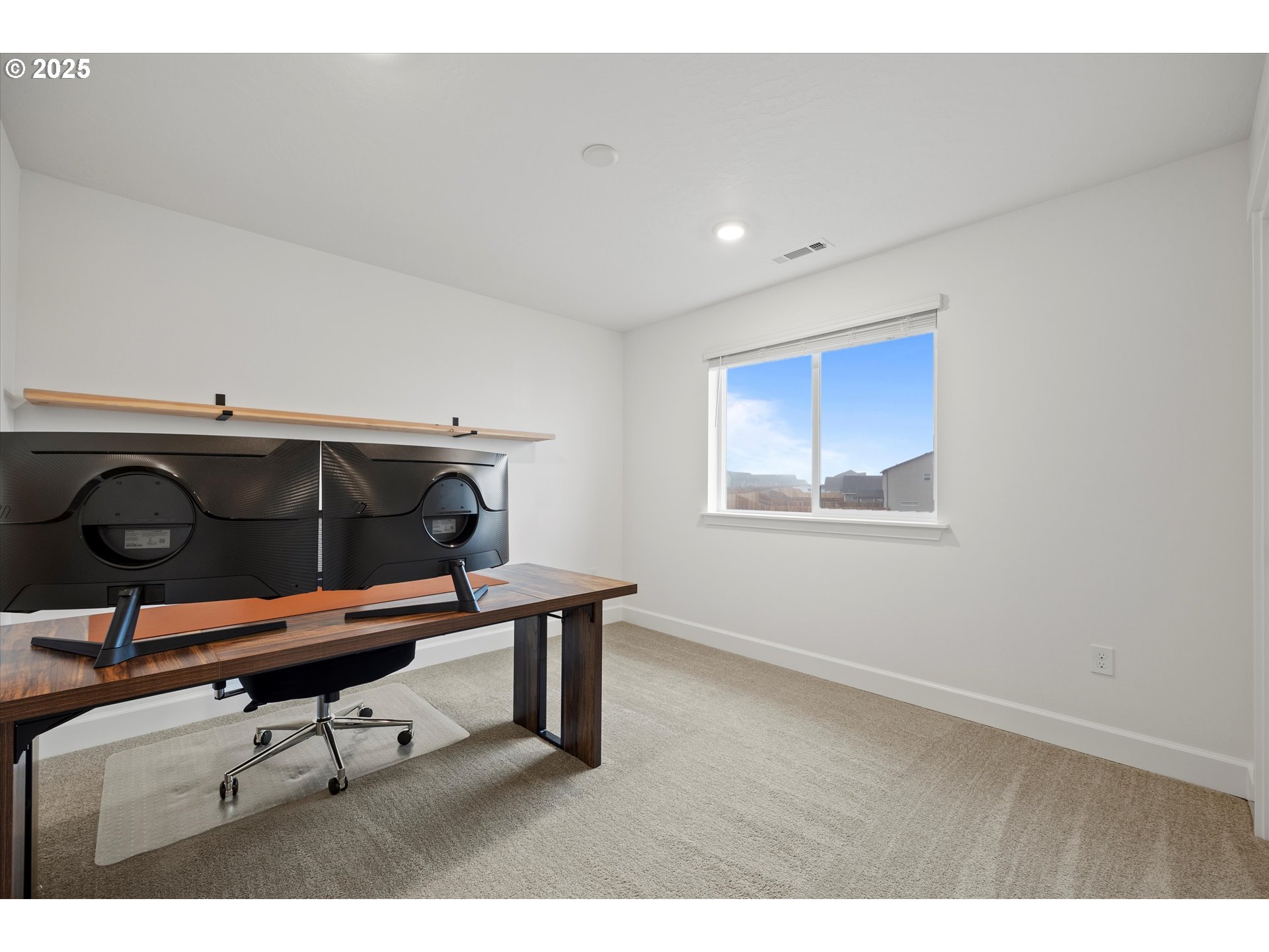 1678 Wilson Street Umatilla, OR 97882 - Photo 28 of 38 a living room with furniture and a table