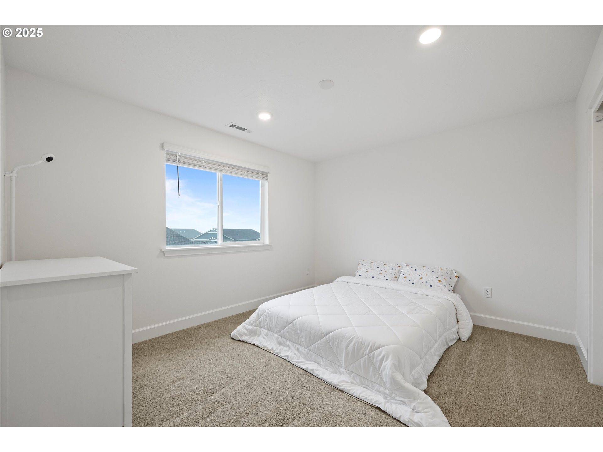 1678 Wilson Street Umatilla, OR 97882 - Photo 32 of 38 a bedroom with a bed and a window