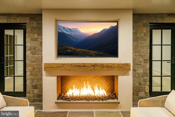 a view of a house with backyard