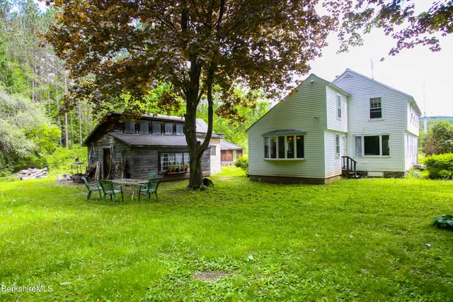 a view of a house with backyard and garden