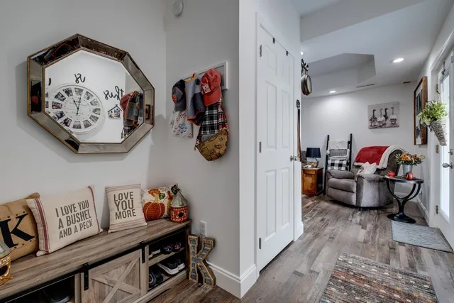 a view of a livingroom with furniture