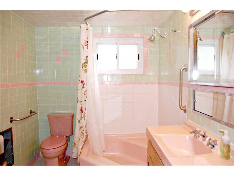 841 Agnew Road Baldwin, PA 15227 - Photo 13 of 25 Master Bath/Spa.