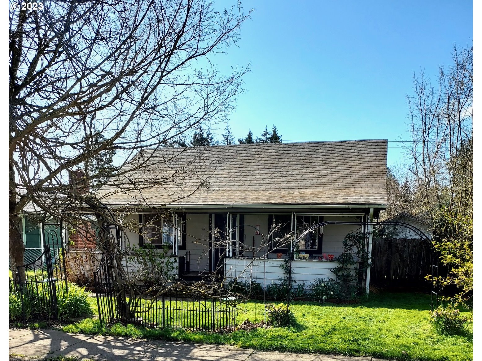 471 West M Street Springfield, OR 97477 - Photo 1 of 37 front view of a house with a yard