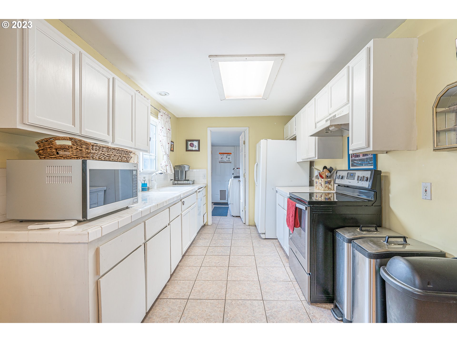 471 West M Street Springfield, OR 97477 - Photo 11 of 37 a kitchen with a stove a refrigerator and a sink