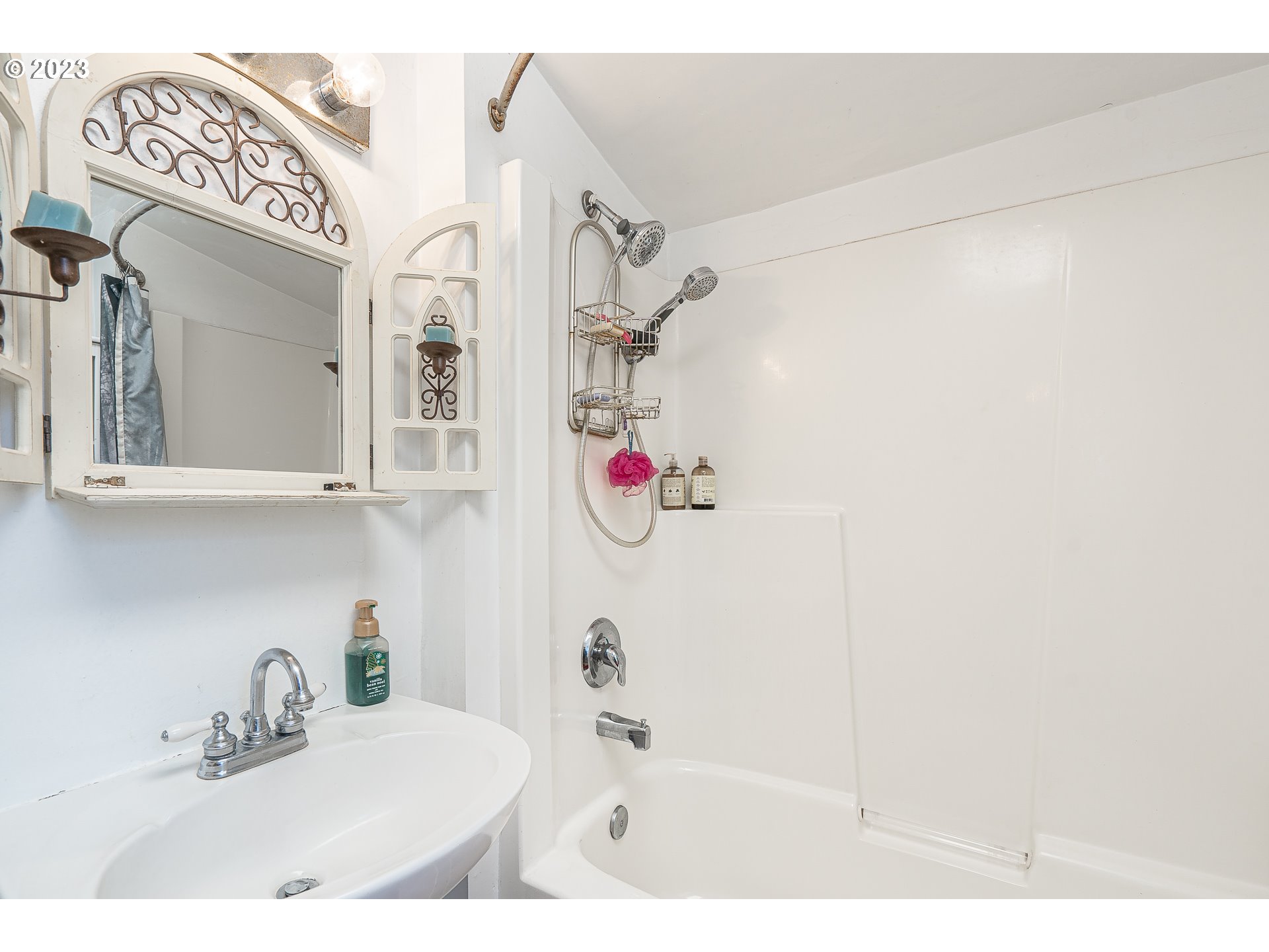 471 West M Street Springfield, OR 97477 - Photo 16 of 37 a bathroom with a bathtub and a sink